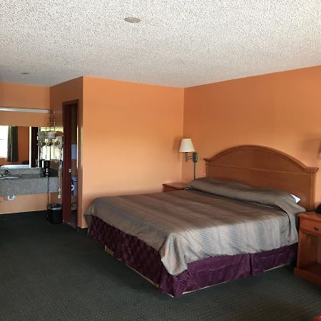 American Inn Клебърн Екстериор снимка