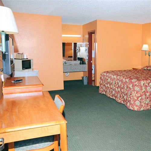 American Inn Клебърн Екстериор снимка