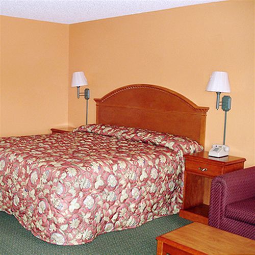 American Inn Клебърн Стая снимка