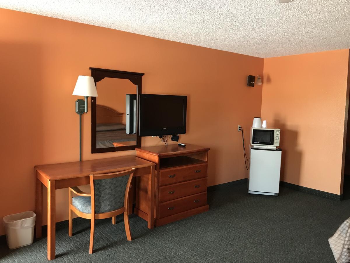 American Inn Клебърн Екстериор снимка