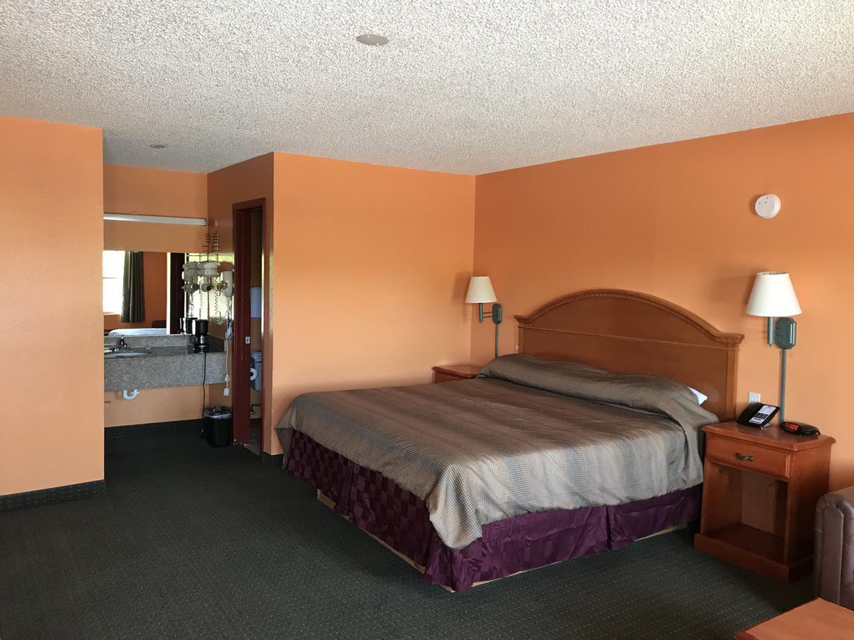 American Inn Клебърн Екстериор снимка