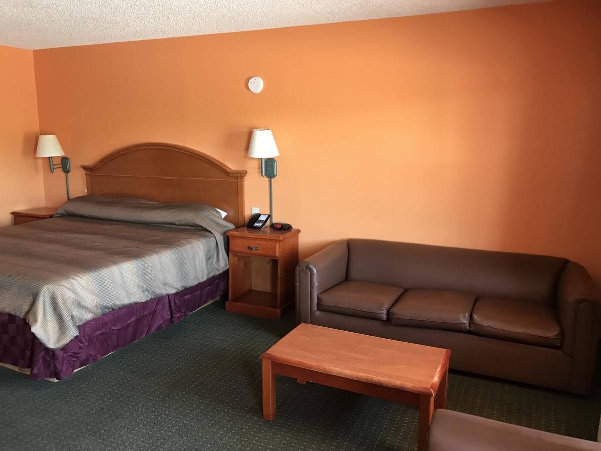 American Inn Клебърн Екстериор снимка