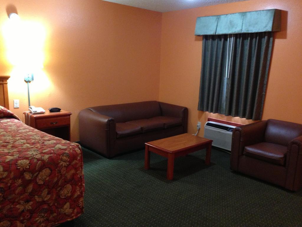 American Inn Клебърн Екстериор снимка