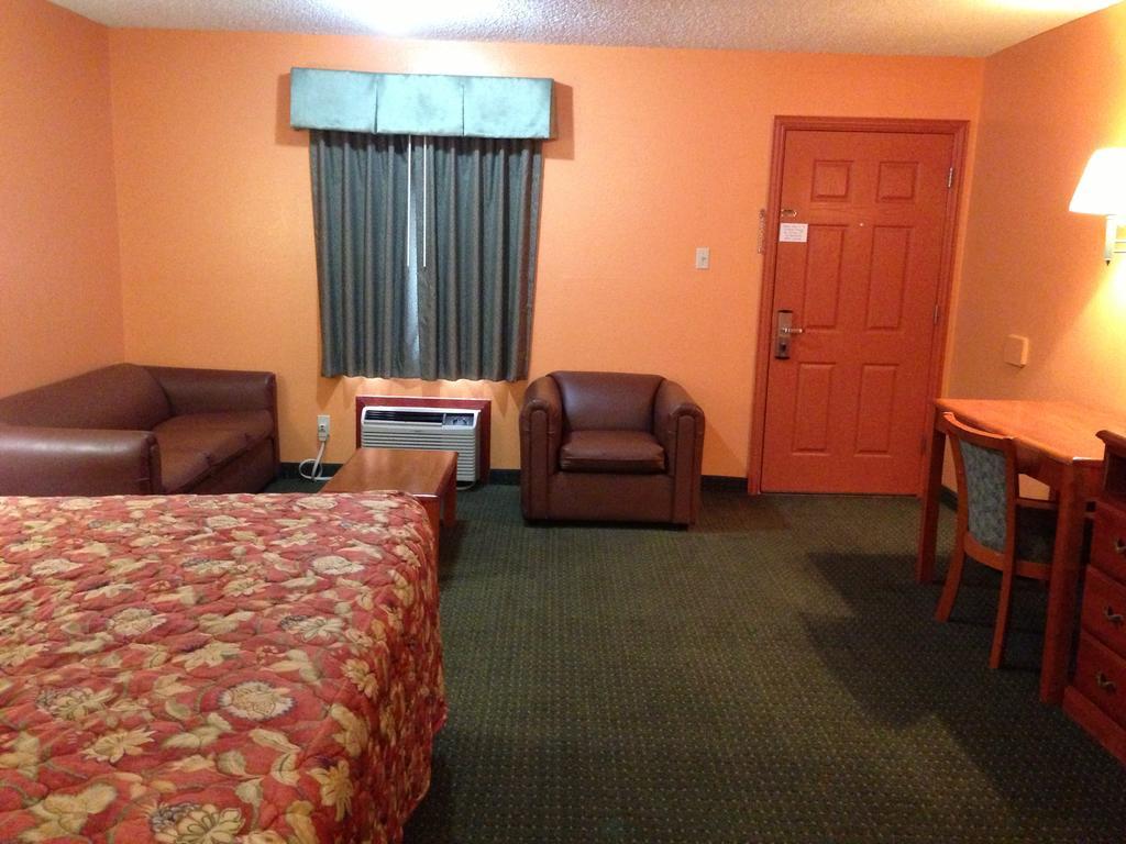 American Inn Клебърн Екстериор снимка